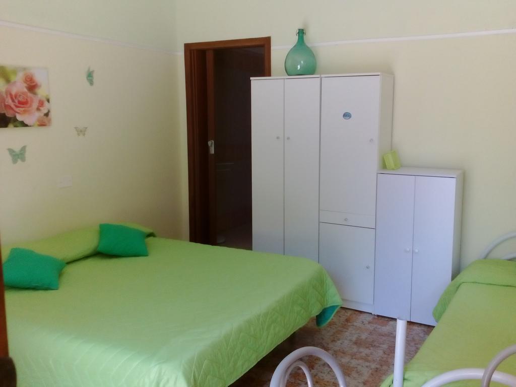 Bed and Breakfast Beb I Delfini Di Casa Paola Маскали Экстерьер фото
